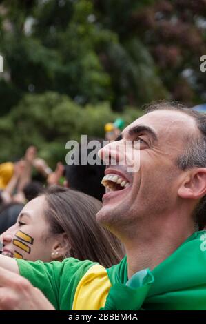 Sao Paulo, SP, Brasilien, 2018/10/21, Demonstration pro Präsidentschaftskandidat Jair Bolsonaro auf der Paulista Avenue - Mann lächelt und lacht, wie er hört Stockfoto