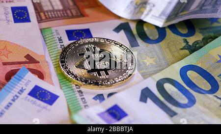 Golden bitcoin Euro Hintergrund. Bitcoin cryptocurrency Stockfoto