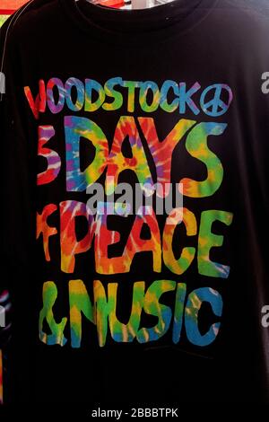 50 Jahre Woodstock (1969-2019): Waren werden in Bethel, New York verkauft und warten auf 'Woodstock 2019' Stockfoto