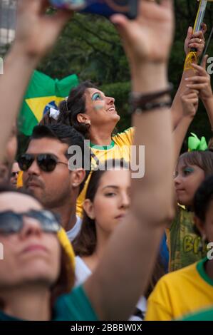 Sao Paulo, SP, Brasilien, 2018/10/21, Demonstration pro Präsidentschaftskandidat Jair Bolsonaro auf der Paulista Avenue Lady lächelt und feiert Stockfoto