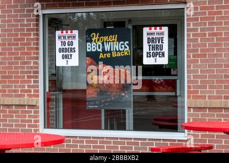 Vadnais Heights, Minnesota. Melden Sie sich im Fenster eines KFC-Fast-Food-Restaurants an, in dem Sie den Kunden sagen, dass nur der Drive-Thru für Bestellungen geöffnet ist. Es ist bec Stockfoto