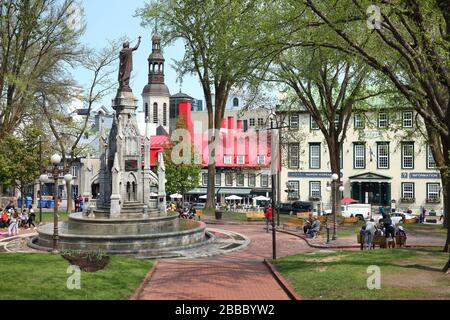 Der Place d'Armes (Waffenplatz) und sein Monument de la Foi (Glaubensdenkmal) befinden sich im Herzen des alten Quebecs und umgeben von den berühmtesten historischen Gebäuden der Stadt, Provinz Quebec, Kanada Stockfoto