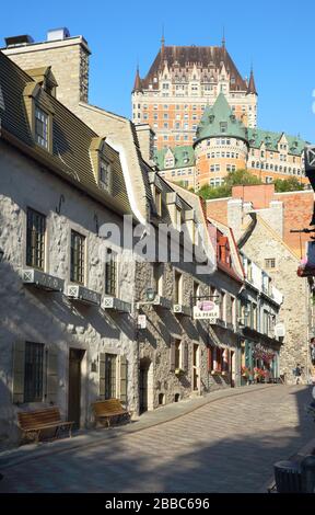 Wohnungen im französischen Stil entlang der Rue sous-le-Fort (unterhalb des Fort St.). Die Straße endet am Fuß einer Klippe, auf der sich das Chateau Frontenac, die Unterstadt, die Altstadt von Quebec, Quebec, Kanada befindet Stockfoto