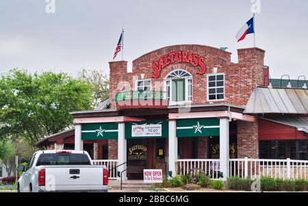 Saltgrass Restaurant Exterieur in Houston, TX mit einem Fahrzeug vor dem Hotel geparkt. Historisches amerikanisches Restaurant mit Steaks, Huhn und Meeresfrüchten. Stockfoto