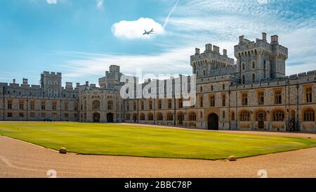 Windsor, England - Windsor Castle Innenhof mit einem Flugzeug, das darüber fliegt Stockfoto