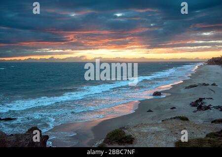 Farbenfroher Sonnenuntergang über dem Strand in der Nähe von Malibu an der südkalifornischen Küste des Pazifischen Ozeans. Stockfoto
