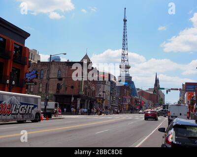 NASHVILLE, TENNESSEE - 25. JULI 2019: Blick nach Westen am Broadway in Nashville in Richtung Nashville Visitor's Center und Bridgestone Arena. Stockfoto