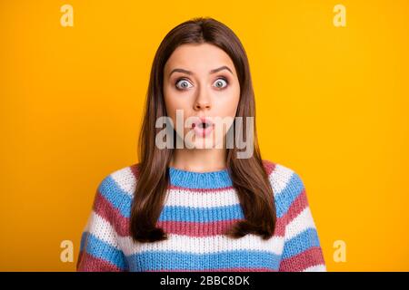 Nahporträt von ihr hübsches, wunderschönes, wunderschönes, wunderschönes Mädchen mit braunen Haaren, das einen gestreiften Pullover trägt, der den omg-Ausdruck isoliert über hell zeigt Stockfoto