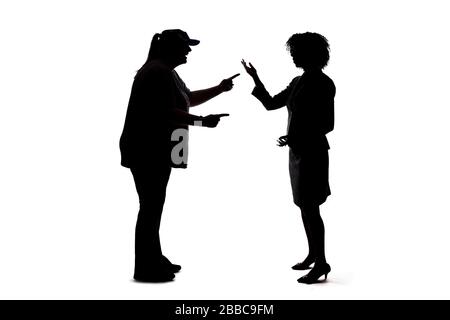 Silhouette von Menschen, die miteinander reden, sich vergesellschaften und nicht soziale Distanzierungen praktizieren. Sie befinden sich auf weißem Hintergrund und treffen oder teilen g Stockfoto