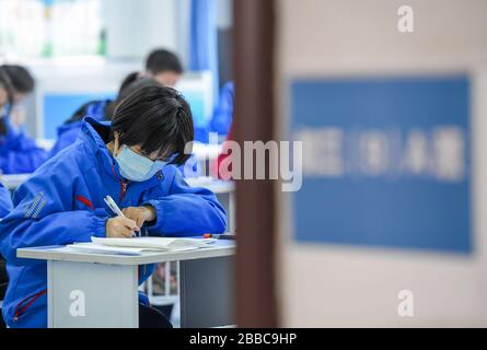 Peking, Chinas Autonomes Gebiet der Inneren Mongolei. März 2020. Die Studenten besuchen eine Klasse an der Mittelschule Hohhot Nr. 35 in Hohhot, Nordchinas Autonomem Gebiet Innere Mongolei, 30. März 2020. Kredit: Lian Zhen/Xinhua/Alamy Live News Stockfoto