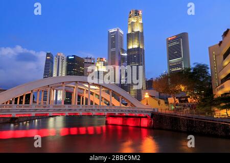 Elgin Bridge & Skyline, Finanzbezirk, Singapur, Asien Stockfoto