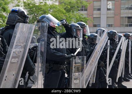 Riot Police eine Pause auf der Toronto Polizeistation (52 Division) am 25. Juni 2010 in Toronto, Kanada. Stockfoto