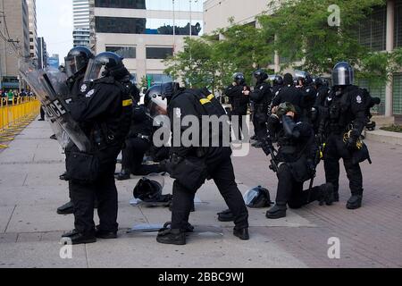 Bereitschaftspolizei, die Gasmaske auf der Toronto Police Station (52 Division) aufstellt Stockfoto