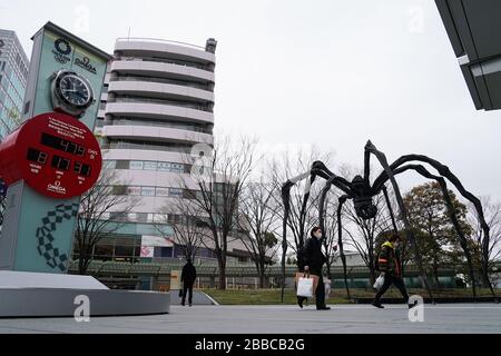 Tokio, Japan. März 2020. Ein Countdown zeigt die neuen verbleibenden Tage bis zum Start der Olympischen Spiele in Tokio 2020 und der Paralympischen Spiele, die für Juli 2021 geplant sind. Aufgrund der weltweiten Auswirkungen der Coronavirus-Pandemie wurden die Olympischen Spiele in Tokio 2020 auf das nächste Jahr verschoben. Credit: AFLO/Alamy Live News Stockfoto