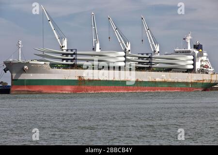 Propeller Blades der Windenergieanlage Gigant Wind bereiten sich auf die Entladung von Frachter, Port Aransas, Texas, vor. Stockfoto