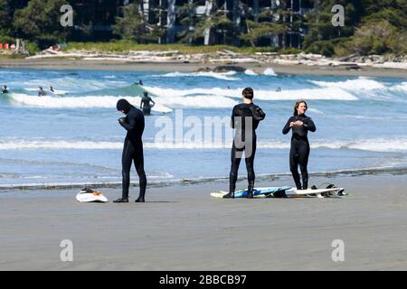 Premierminister Justin Trudeau und seine Frau, Sophie Grégoire Trudeau, am Chesterman Beach in der Nähe von Tofino, British Columbia. Stockfoto