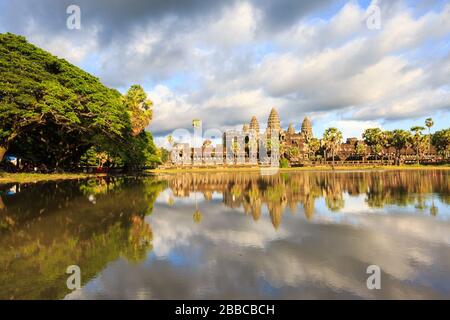Spiegelung von Angkor Wat in der Regenzeit Stockfoto