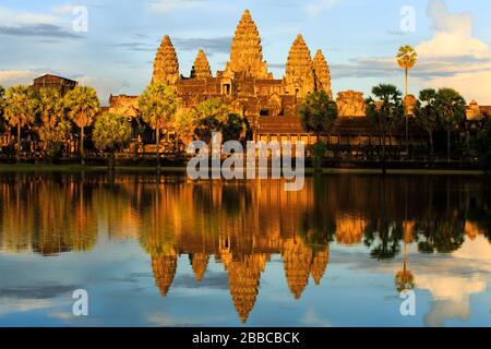 Sonnenschein auf Angkor wat mit einer Spiegelung im Teich . Stockfoto