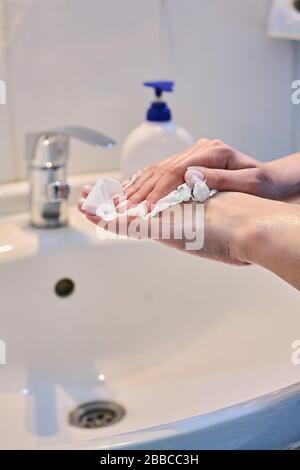 Persönliches Hygienekonzept. Frau wäscht die Hände mit Seife. Coronavirus- oder COVID-19-Prävention. Händewaschen Stockfoto