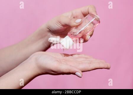 Frau mit Händedesinfektionsmittel. DIY-Desinfektionsmittel. Bedeutung der persönlichen Hygiene bei Coronavirus- oder COVID-19-Pandemie auf der ganzen Welt Stockfoto