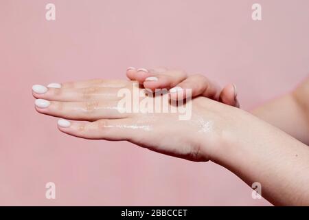 Frau mit Händedesinfektionsmittel. DIY-Desinfektionsmittel. Bedeutung der persönlichen Hygiene bei Coronavirus- oder COVID-19-Pandemie auf der ganzen Welt Stockfoto