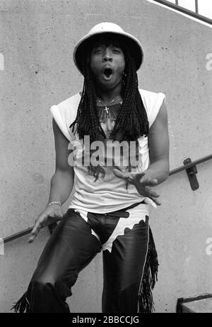 Rick James kommt zu seiner Pressekonferenz, um sein neues Album Throwin' Down zu bewerben. Juni 1982 Kredit: Scott Weiner / MediaPunch Stockfoto