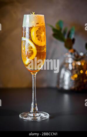 Cocktail mit Rum, Kalk in Bar Restaurant. Stockfoto