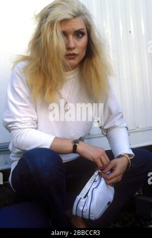 Debbie Harry von Blondie fotografierte vor einem Auftritt im JFK Stadium in Philadelphia, PA. Dies wäre das letzte Blondie-Konzert seit 14 Jahren, da sie sich bald darauf auflösten. August 1982. Kredit: Scott Weiner / MediaPunch Stockfoto