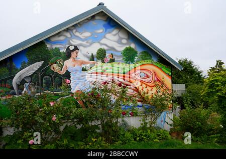 Hummingbird Mural von Thomas Arnatt, Queen Charlotte City, Haida Gwaii, früher bekannt als Queen Charlotte Islands, British Columbia, Kanada Stockfoto