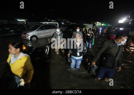 Bandung Regency, Indonesien. März 2020. Anwohner passieren die Straße bei einem Hochwasser in Bandung Regency, West Java, Indonesien, 30. März 2020. Überschwemmungen aufgrund der starken Regenintensität. (Foto von Agvi Firdaus/INA Photo Agency/Sipa USA) Credit: SIPA USA/Alamy Live News Stockfoto