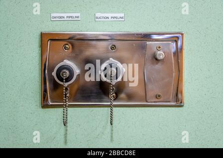 Eine Sauerstoff- und Funktionssteckdose an der Wand in einem Krankenhausraum, nah oben. Stockfoto