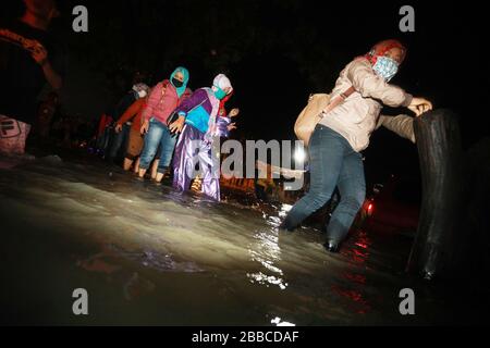 Bandung Regency, Indonesien. März 2020. Anwohner passieren die Straße bei einem Hochwasser in Bandung Regency, West Java, Indonesien, 30. März 2020. Überschwemmungen aufgrund der starken Regenintensität. (Foto von Agvi Firdaus/INA Photo Agency/Sipa USA) Credit: SIPA USA/Alamy Live News Stockfoto