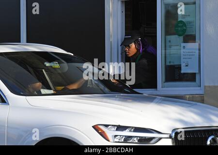 Coconut Creek, FL, USA. März 2020. Die Autos sind im Starbucks Drive-Thru verfügbar, da alle Geschäfte und Restaurants ihre Türen zum Essen in Innenräumen aufgrund der Pandemie von Coronavirus (COVID-19) am 30. März 2020 in Coconut Creek, Florida, geschlossen haben. Kredit: Mpi04/Media Punch/Alamy Live News Stockfoto