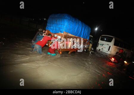 Bandung Regency, Indonesien. März 2020. Ein Fahrzeug passiert die Straße bei einem Hochwasser in Bandung Regency, West Java, Indonesien, 30. März 2020. Überschwemmungen aufgrund starker Regenfälle. (Foto von Agvi Firdaus/INA Photo Agency/Sipa USA) Credit: SIPA USA/Alamy Live News Stockfoto