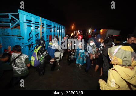 Bandung Regency, Indonesien. März 2020. Anwohner passieren die Straße bei einem Hochwasser in Bandung Regency, West Java, Indonesien, 30. März 2020. Überschwemmungen aufgrund der starken Regenintensität. (Foto von Agvi Firdaus/INA Photo Agency/Sipa USA) Credit: SIPA USA/Alamy Live News Stockfoto