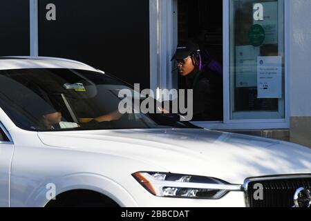 Coconut Creek, FL, USA. März 2020. Die Autos sind im Starbucks Drive-Thru verfügbar, da alle Geschäfte und Restaurants ihre Türen zum Essen in Innenräumen aufgrund der Pandemie von Coronavirus (COVID-19) am 30. März 2020 in Coconut Creek, Florida, geschlossen haben. Kredit: Mpi04/Media Punch/Alamy Live News Stockfoto