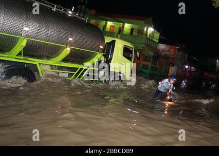 Bandung Regency, Indonesien. März 2020. Ein Fahrzeug passiert die Straße bei einem Hochwasser in Bandung Regency, West Java, Indonesien, 30. März 2020. Überschwemmungen aufgrund starker Regenfälle. (Foto von Agvi Firdaus/INA Photo Agency/Sipa USA) Credit: SIPA USA/Alamy Live News Stockfoto