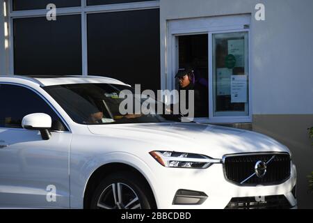 Coconut Creek, FL, USA. März 2020. Die Autos sind im Starbucks Drive-Thru verfügbar, da alle Geschäfte und Restaurants ihre Türen zum Essen in Innenräumen aufgrund der Pandemie von Coronavirus (COVID-19) am 30. März 2020 in Coconut Creek, Florida, geschlossen haben. Kredit: Mpi04/Media Punch/Alamy Live News Stockfoto
