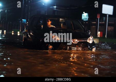 Bandung Regency, Indonesien. März 2020. Ein Fahrzeug passiert die Straße bei einem Hochwasser in Bandung Regency, West Java, Indonesien, 30. März 2020. Überschwemmungen aufgrund starker Regenfälle. (Foto von Agvi Firdaus/INA Photo Agency/Sipa USA) Credit: SIPA USA/Alamy Live News Stockfoto