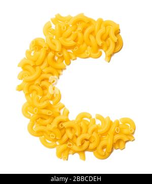 Buchstabe C des englischen Alphabets aus trockener Pasta auf einem weiß isolierten Hintergrund. Lebensmittelmuster aus Makkaroni. Helles Alphabet für Geschäfte. Stockfoto