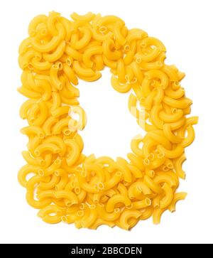 Buchstabe D des englischen Alphabets aus trockener Pasta auf einem weiß isolierten Hintergrund. Lebensmittelmuster aus Makkaroni. Helles Alphabet für Geschäfte. Stockfoto