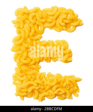 Buchstabe E des englischen Alphabets aus trockener Pasta auf einem weiß isolierten Hintergrund. Lebensmittelmuster aus Makkaroni. Helles Alphabet für Geschäfte. Stockfoto