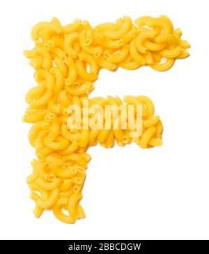 Buchstabe F des englischen Alphabets aus trockener Pasta auf einem weiß isolierten Hintergrund. Lebensmittelmuster aus Makkaroni. Helles Alphabet für Geschäfte. Stockfoto