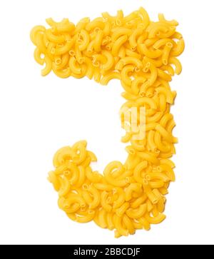 Buchstabe J des englischen Alphabets aus trockener Pasta auf einem weiß isolierten Hintergrund. Lebensmittelmuster aus Makkaroni. Helles Alphabet für Geschäfte. Stockfoto