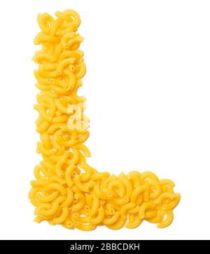 Buchstabe L des englischen Alphabets aus trockener Pasta auf einem weiß isolierten Hintergrund. Lebensmittelmuster aus Makkaroni. Helles Alphabet für Geschäfte. Stockfoto