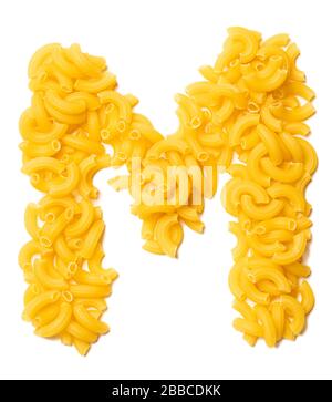 Buchstabe M des englischen Alphabets aus trockener Pasta auf einem weiß isolierten Hintergrund. Lebensmittelmuster aus Makkaroni. Helles Alphabet für Geschäfte. Stockfoto