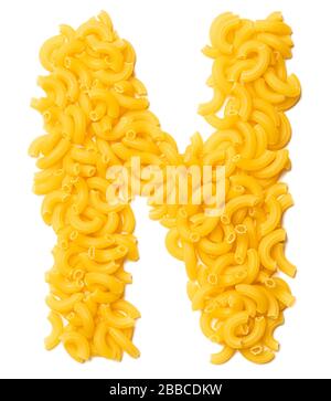 Buchstabe N des englischen Alphabets aus trockener Pasta auf einem weiß isolierten Hintergrund. Lebensmittelmuster aus Makkaroni. Helles Alphabet für Geschäfte. Stockfoto