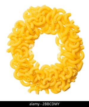Buchstabe O des englischen Alphabets aus trockener Pasta auf einem weiß isolierten Hintergrund. Lebensmittelmuster aus Makkaroni. Helles Alphabet für Geschäfte. Arabisches Anz Stockfoto