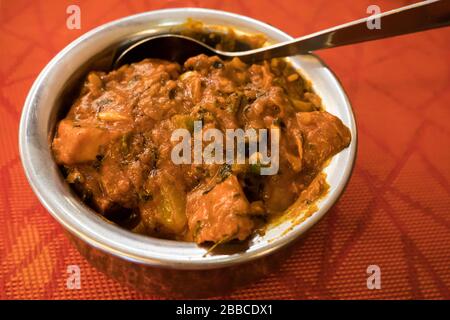 Nahansicht des Huhn-Tikka-Masalas in einer Schüssel. Stockfoto