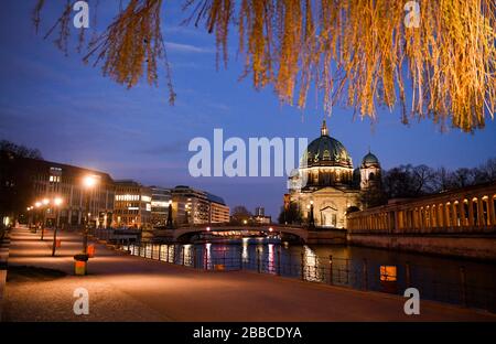 Berlin, Deutschland. März 2020. Blick über die Spree zum Stadtquartier Dom-Aquarée (l-r), zur Friedrichsbrücke und zum Dom in der Abenddämmerung, fotografiert vom James Simon Park. Kredit: Jens Kalaene / dpa-Zentralbild / ZB / dpa / Alamy Live News Stockfoto